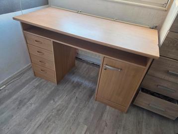 Gratis af te halen, bureau met kleine beschadiging
