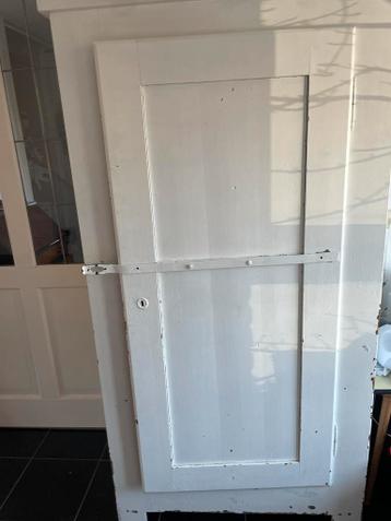 Leuke, brocante, witte kast. Heeft een opknapbeurt nodig.