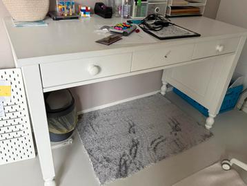 Gratis. Wit bureau met lades