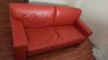 Rood-oranje leren bank 2p (gratis, moet voor 19 feb weg!)