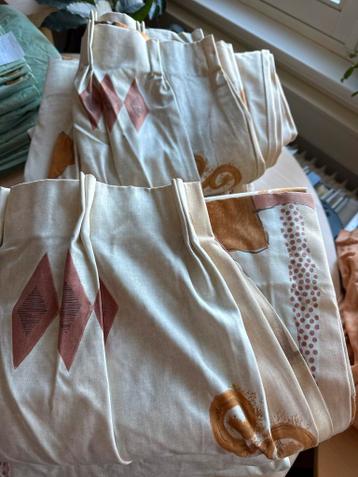 Acht gordijnen met geometrische patroon