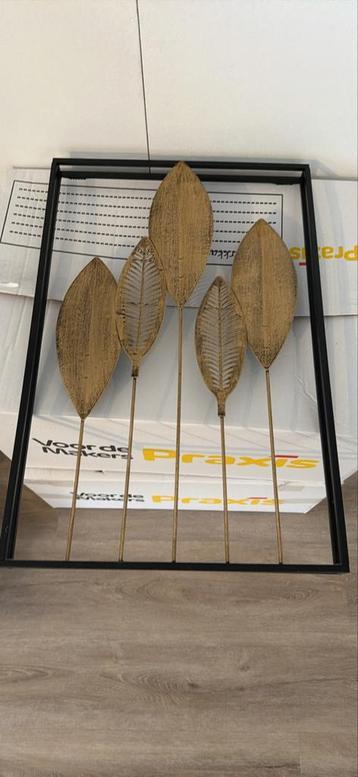 Decoratief metalen wandobject met bladeren