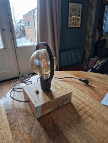 Mooie lamp op houten voet