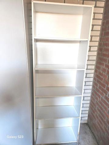 Gratis! Witte Boekenkast. Onderkant is beschadigd!