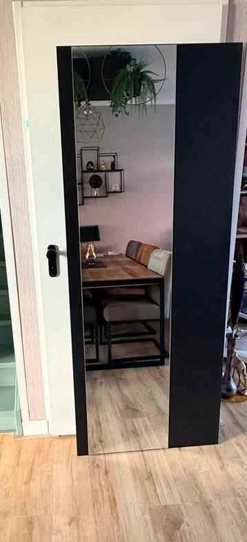 Grote spiegel op zwarte houten achtergrond 76x190,5 cm