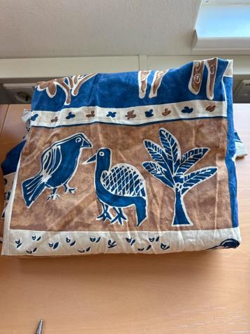 Twee identieke gordijnen met mooie print