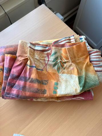 Twee geplooide grordijnen met haken