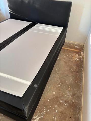 Tweepersoonsbed met zwarte lederlook, GRATIS