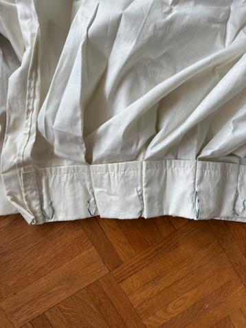 2 cremekleurige gordijnen