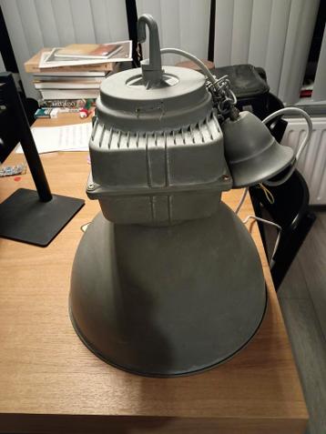 Gratis industriele hanglamp, plastic o.i.d., niet hee zwaar