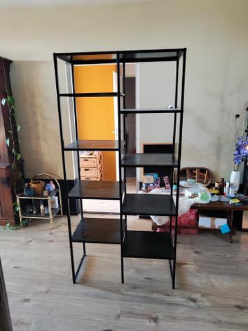 Stijlvolle open kast met metalen frame