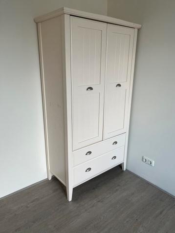 Wit houten kledingkast. Met lades. Leuke details