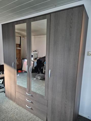 Gratis kledingkast - 2 meter breed, 2.10 meter hoog