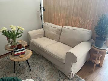 GRATIS 2 pers. bankje. Ecru kleur. Zeer nette staat.