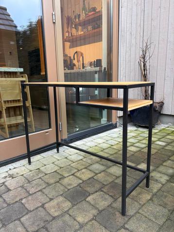 Stijlvol dressoir met metalen frame