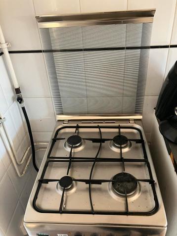 Gratis Indesit gasstel (werkt) en oven (kapot)
