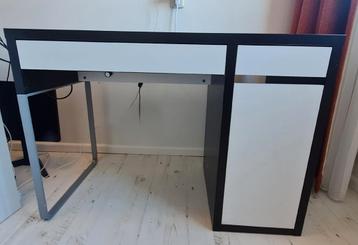 MICKE
Bureau, zwart wit, 105x50 cm