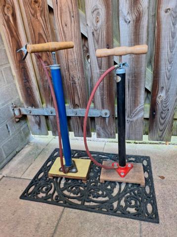 Twee vintage fietspompen