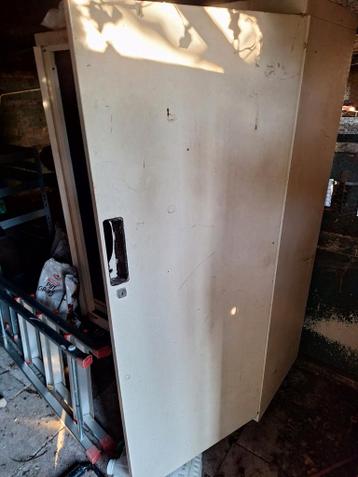 Metalen kast op wieltjes - gratis af te halen