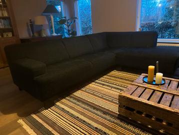 Comfortabele zwarte hoekbank - veelgebruikt