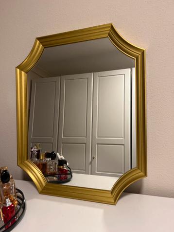 Gouden Spiegel met unieke vorm