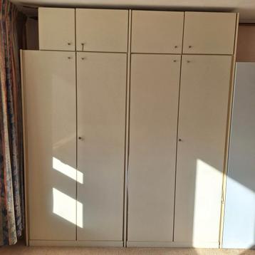 Twee eenpersoons bedden in kast