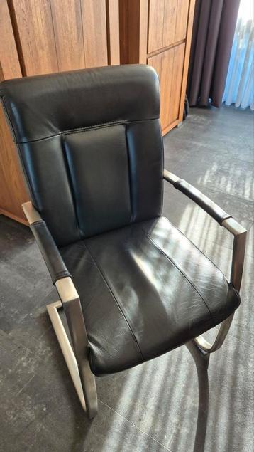 GEZOCHT 2 of 4 Henders en Hazel stoelen