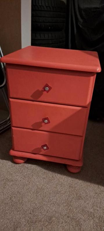 Rood nachtkastje met 3 lades