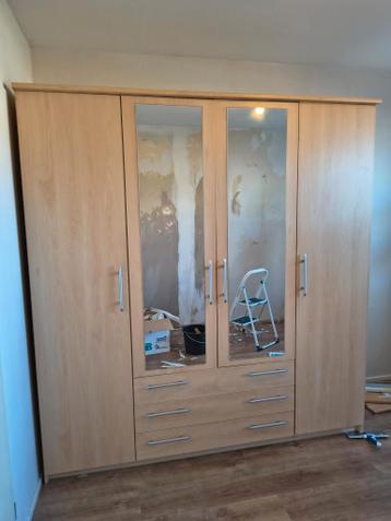 Kledingkast <gratis>