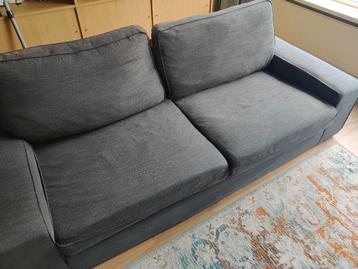 Gratis donker grijze driezitsbank
