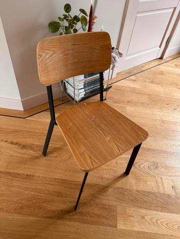 Gratis houten stoel met kleine beschadiging