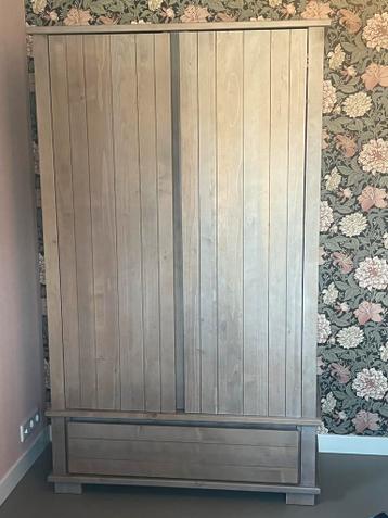Houten kledingkast kinderkamer