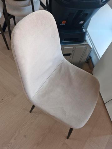 4 beige eetkamerstoelen met gebruikssporen