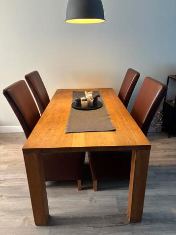 Eetkamertafel + 4 bruine stoelen – GRATIS