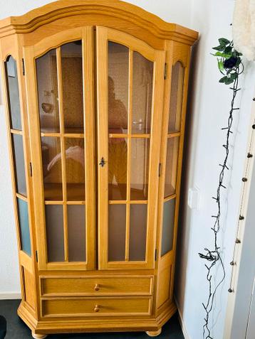 Gratis Mooie vitrinekast met glazen deuren