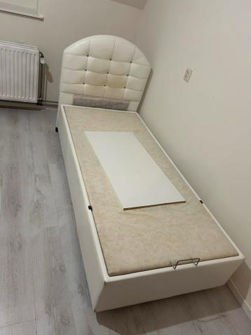 Eenpersoonsbed 90x200 met matras en opbergruimte