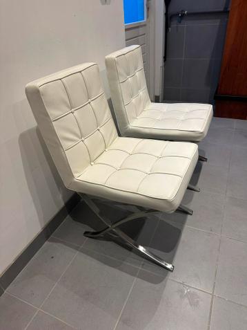 2  gebroken witte fauteuils met sierlijke zilveren poten