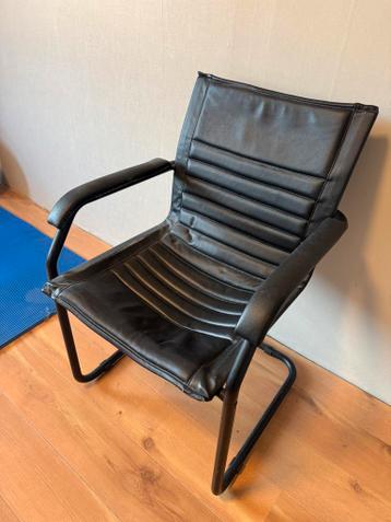 Zwarte lederlook stoel