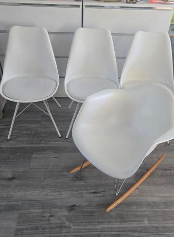 4 eetkamerstoelen en 1 wipstoel