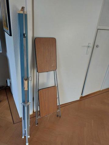 Filmscherm en tafel voor diaprojector