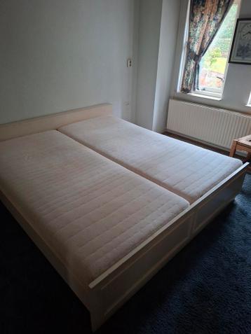 Tweepersoons bed met lattenbodem GRATIS