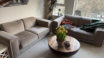 Twee beige tweezitsbanken - 190x90 cm