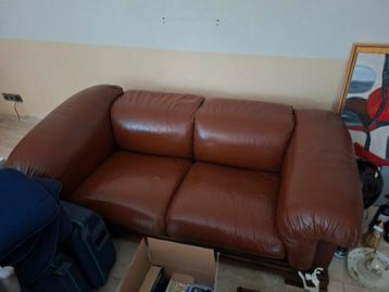 Bruine lederen tweezitsbank in goede staat
