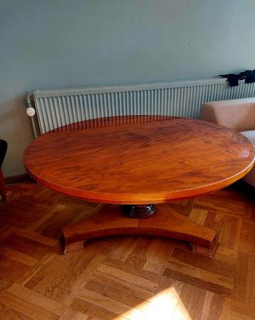 Zware notenhouten salontafel.
