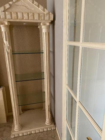 Stenen meubels vitrine kasten
