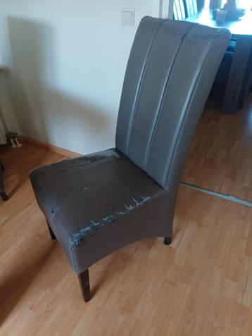 Grijze stoel met beschadigingen