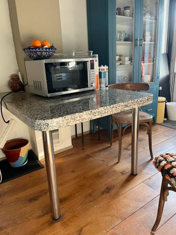 Gratis: keukentafel met natuurstenen blad.