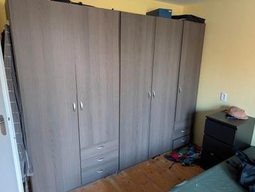 Gratis af te halen. grote kleding kast.