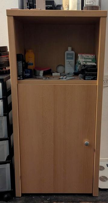 Gratis af te halen: banken, tafels, kasten, stoelen