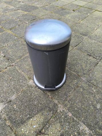 Metalen prullenbak met pedaal - GRATIS
